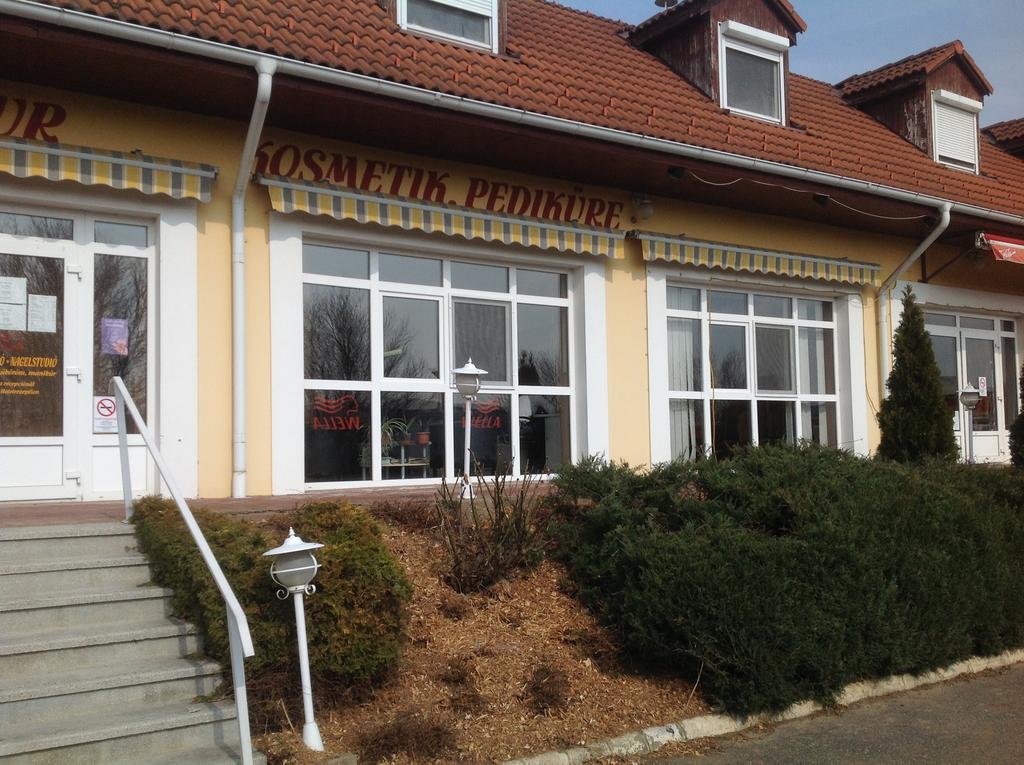 Club Torony Hotel Exteriör bild